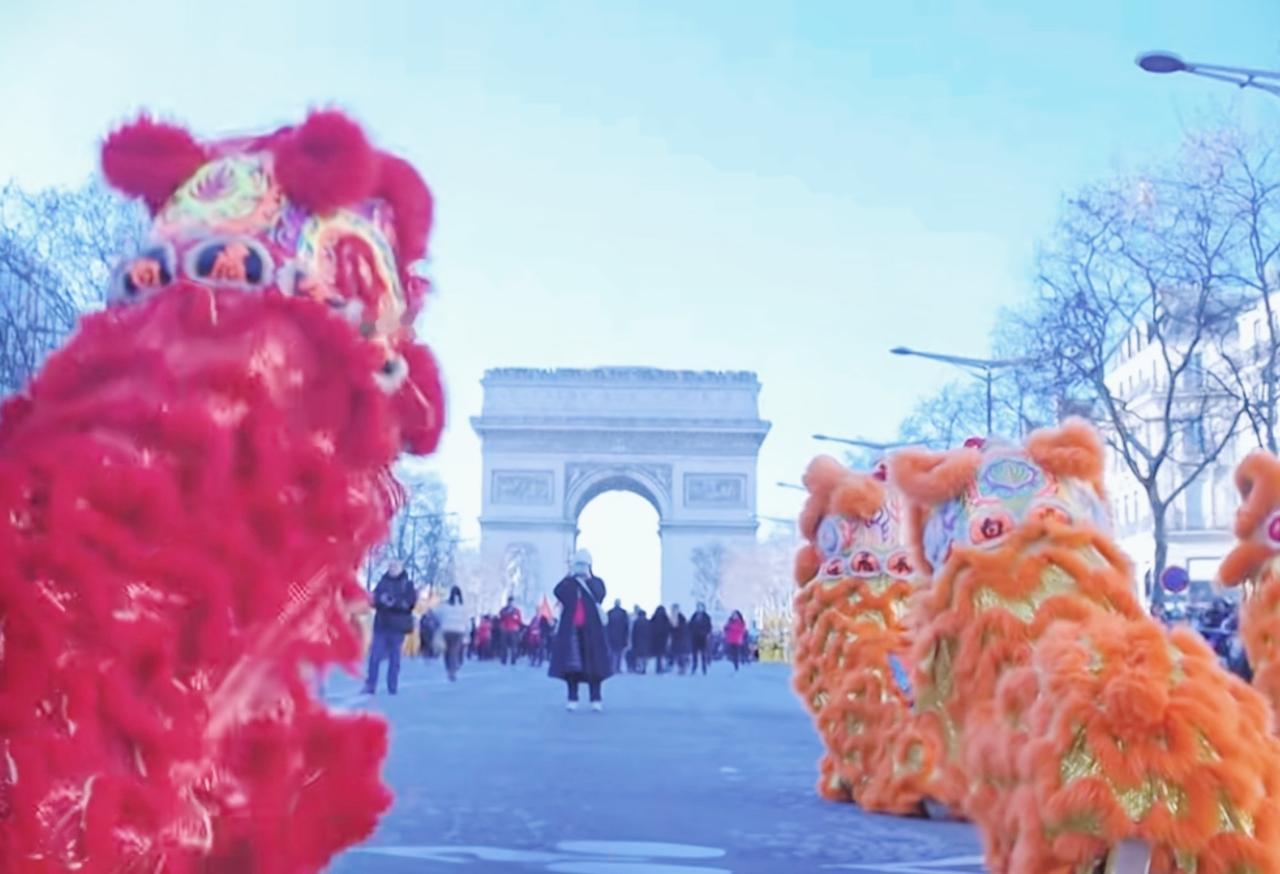 今年的法国华人给力呀，把春节的联欢游行搞在了香街上。联邦也是大力支持，外国友人参
