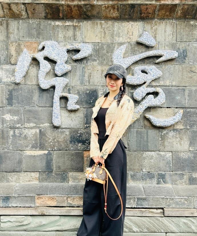 成都宽窄巷子真是妙极了！宽处不觉空旷，窄处也不拥挤，宽宽窄窄都是通往烟火人间的路