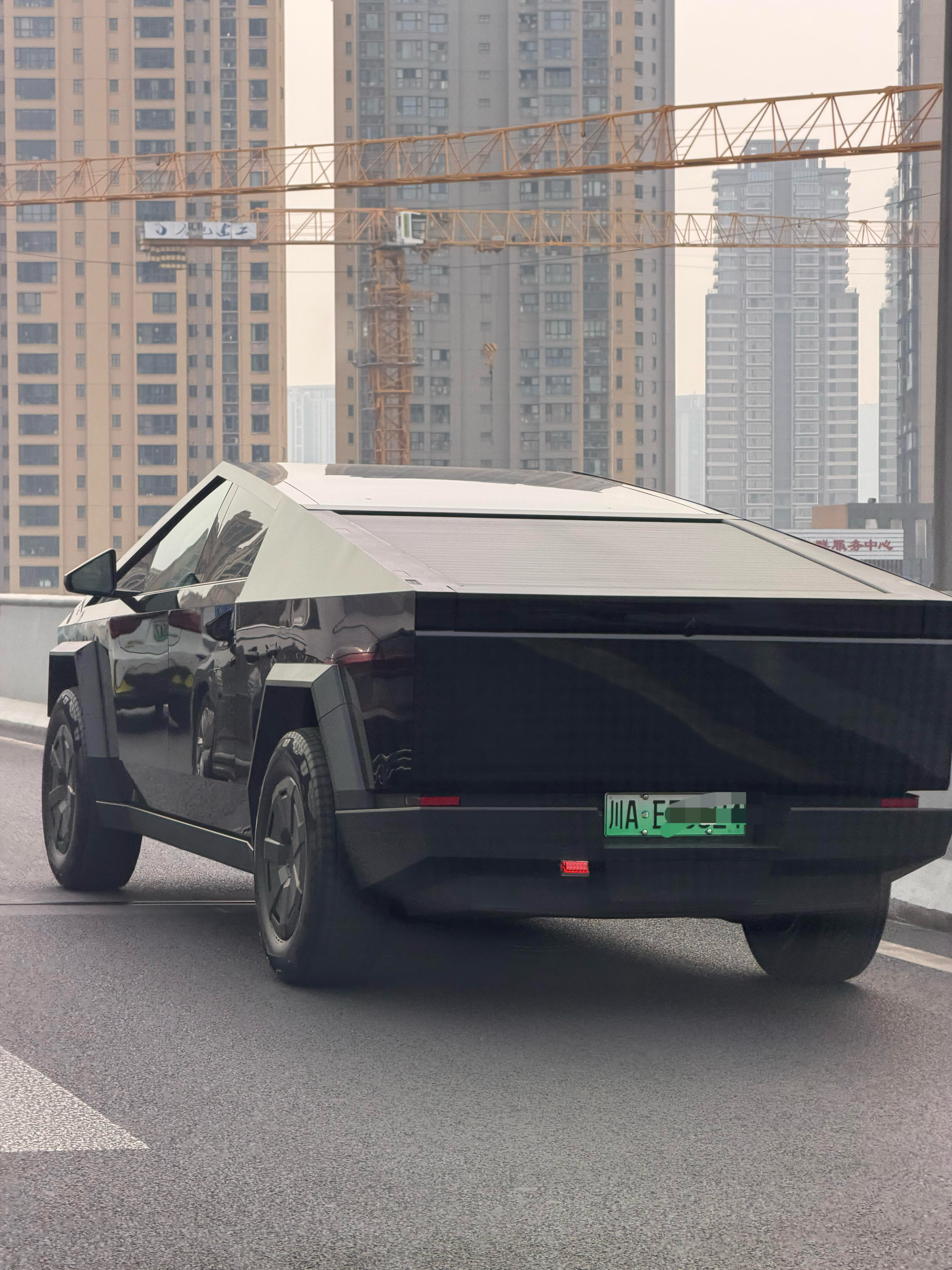 这是不是成都第一辆赛博朋克第一次在成都看到特斯拉的cybertruk看起来还是有