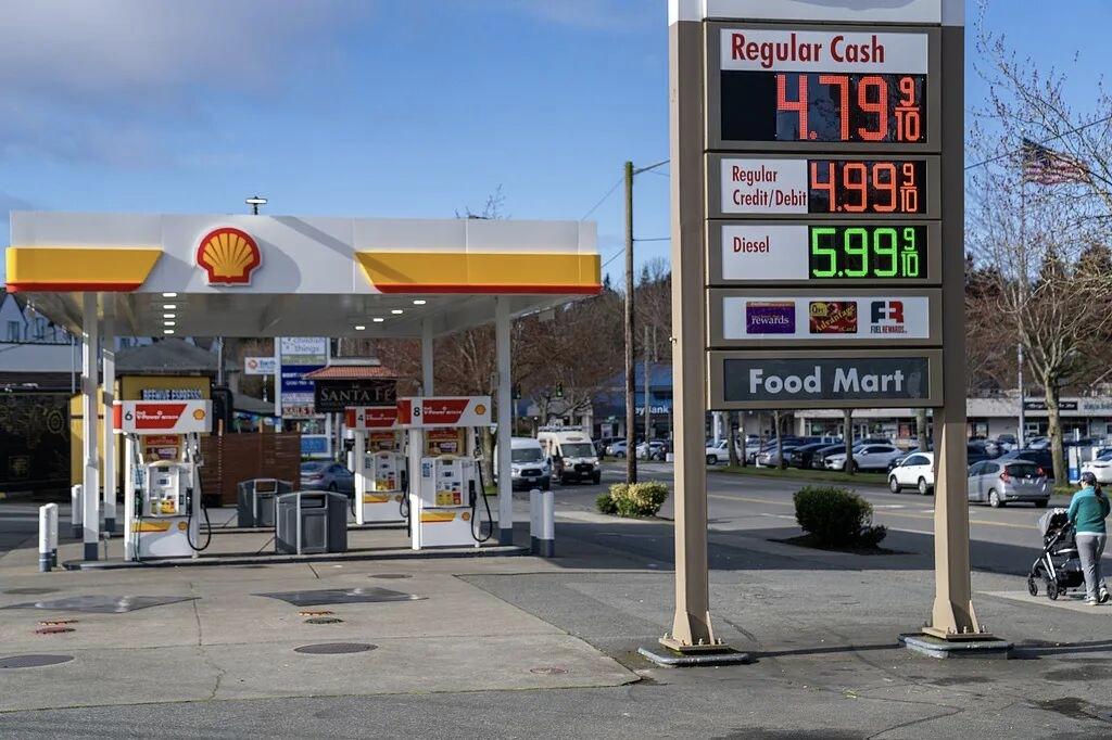 燃油价格飙升对美国民众的影响有多大美国虽号称石油出口大国，但这高油价无疑是石油巨