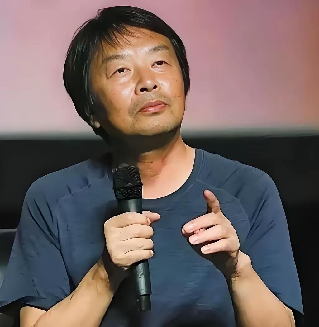 刘震云说：“人到晚年，最顶级的活法，不是挥霍退休金，不是养花养鸟，也不是老伴陪伴