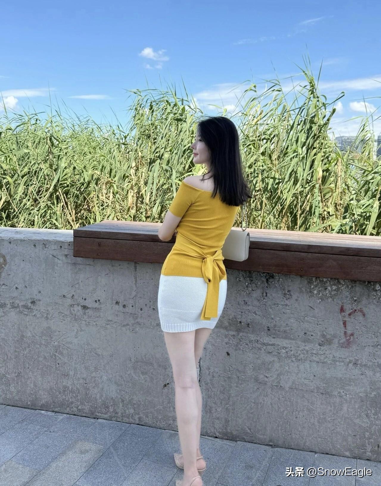 黄衣美人倚木栏，绿树掩映映笑颜。
