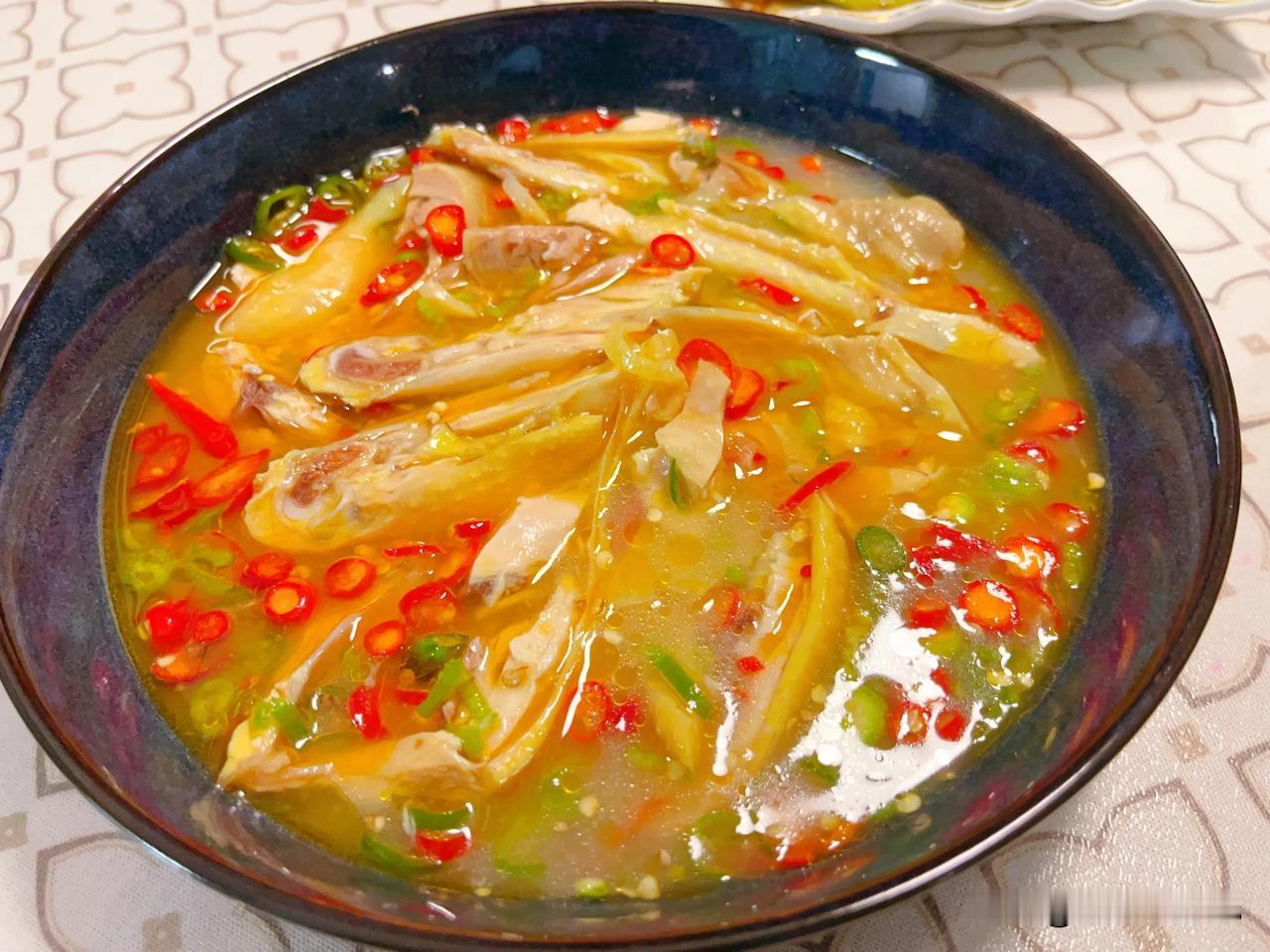 晚上做了个红烧肉炖油豆角玉米，虾仁滑蛋

还有盒紫燕的椒麻鸡，看着挺辣的，其实辣