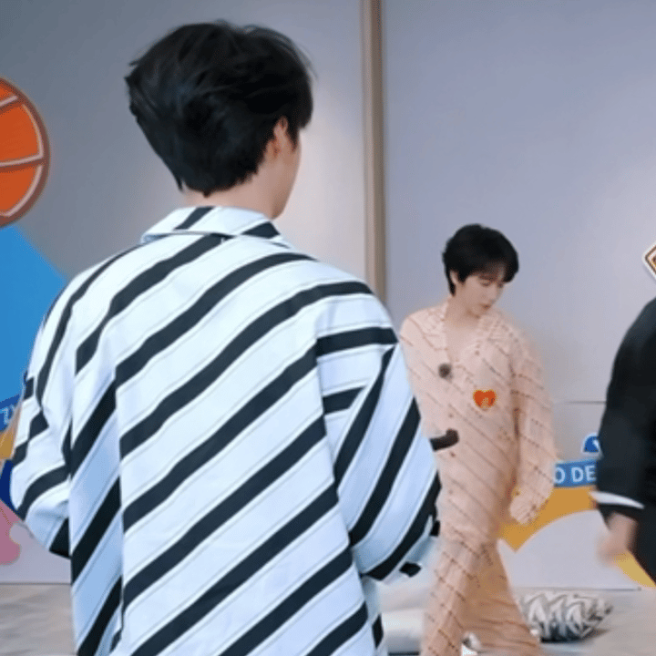 穿得这么软糯 手里拿着握力器在练✊🏻🫪 