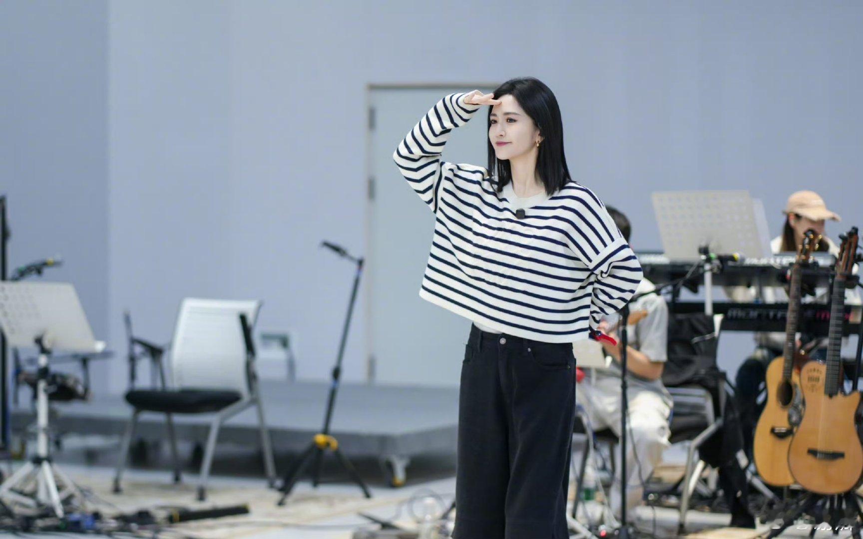 谢娜加场演唱会售罄太阳女神的人气真的不是假的！谢娜成都演唱会加场官宣秒售罄，两场