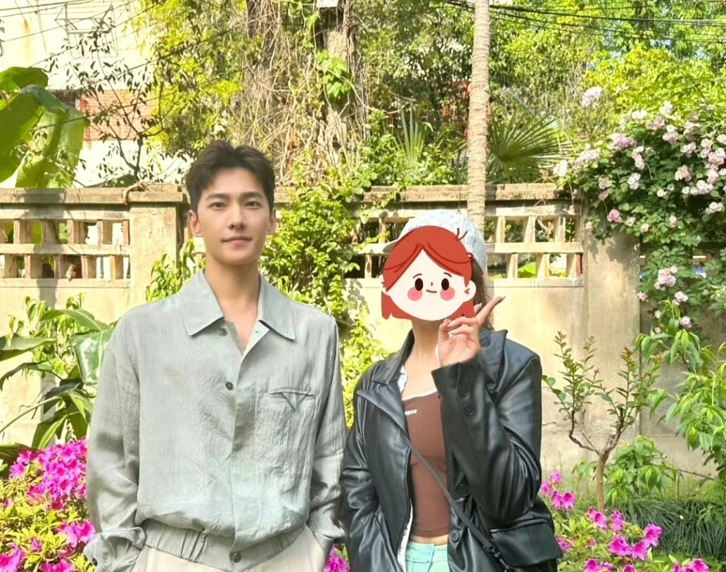 杨洋与素人合照~状态满分的杨洋，我也想合照~[举手]​​​