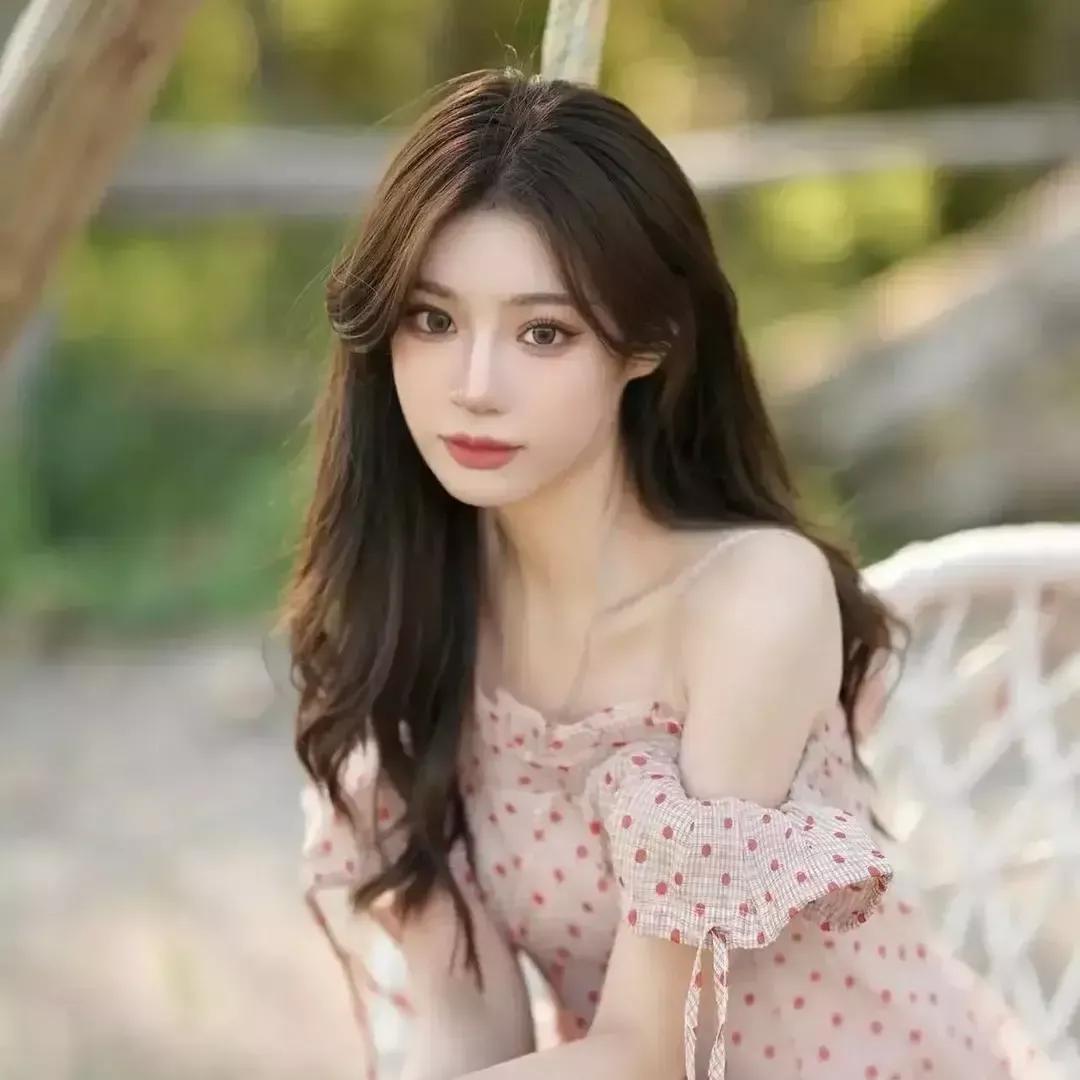 温柔少女在秋日阳光下，甜美如画少女感笑容 少女感微笑女孩 温柔美少女 自然清新美