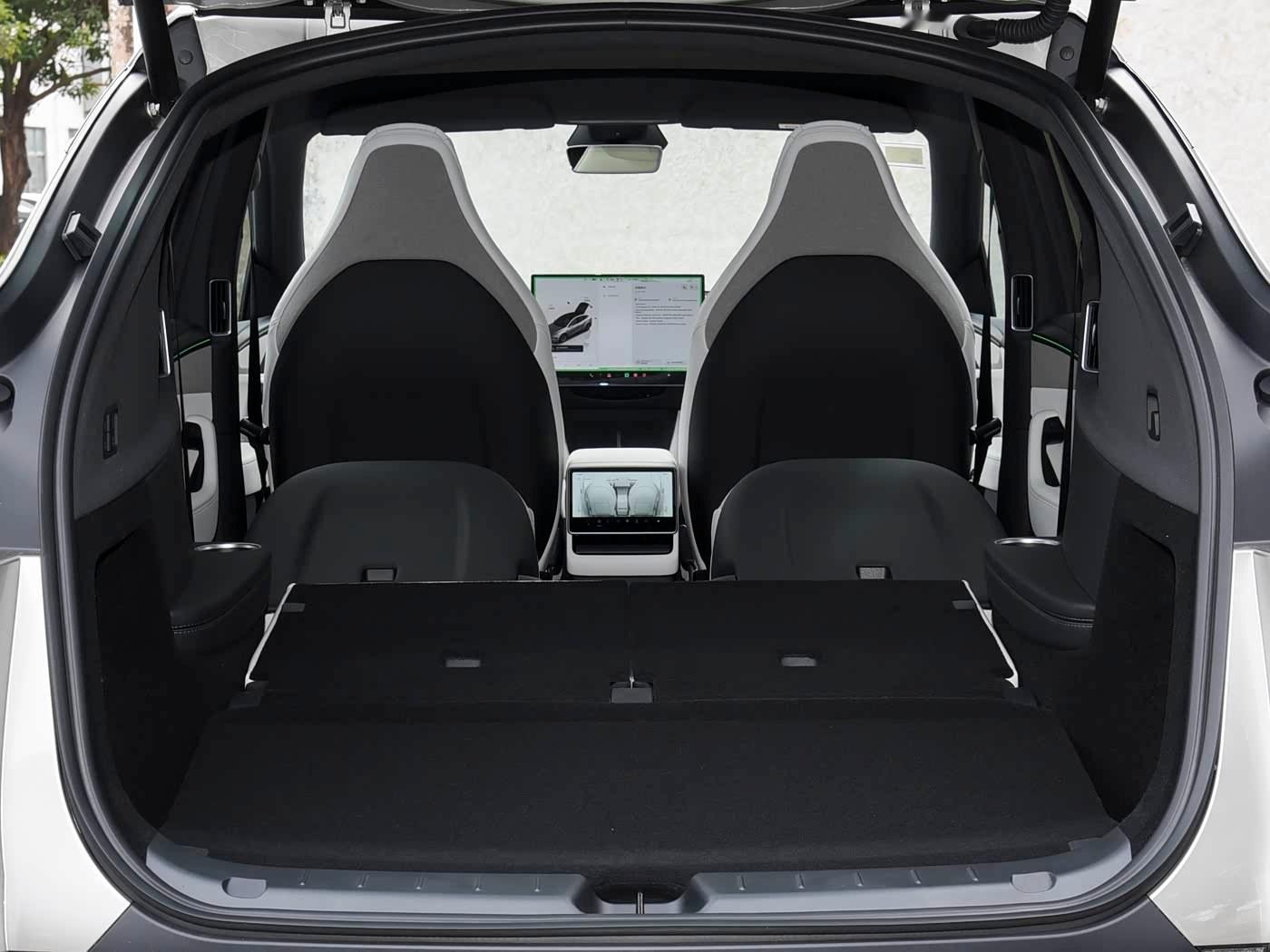 车市观察 如果想玩儿床车，看了一圈，感觉只有两排座的车才行，三排座的车，除了特斯