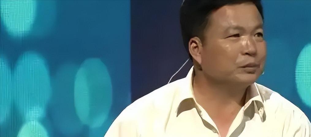 山东临沂一45岁男子，资助17岁贫困女孩上学，女孩毕业上门感谢，男子却红着眼说：