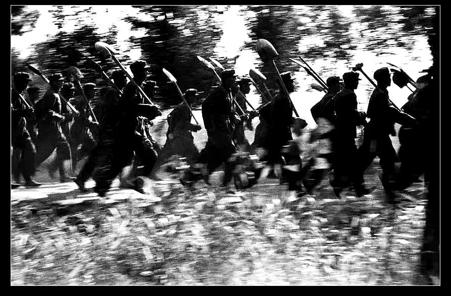 1976年，唐山大地震，解放军战士日夜兼程奔赴抗震救援。 ​​​