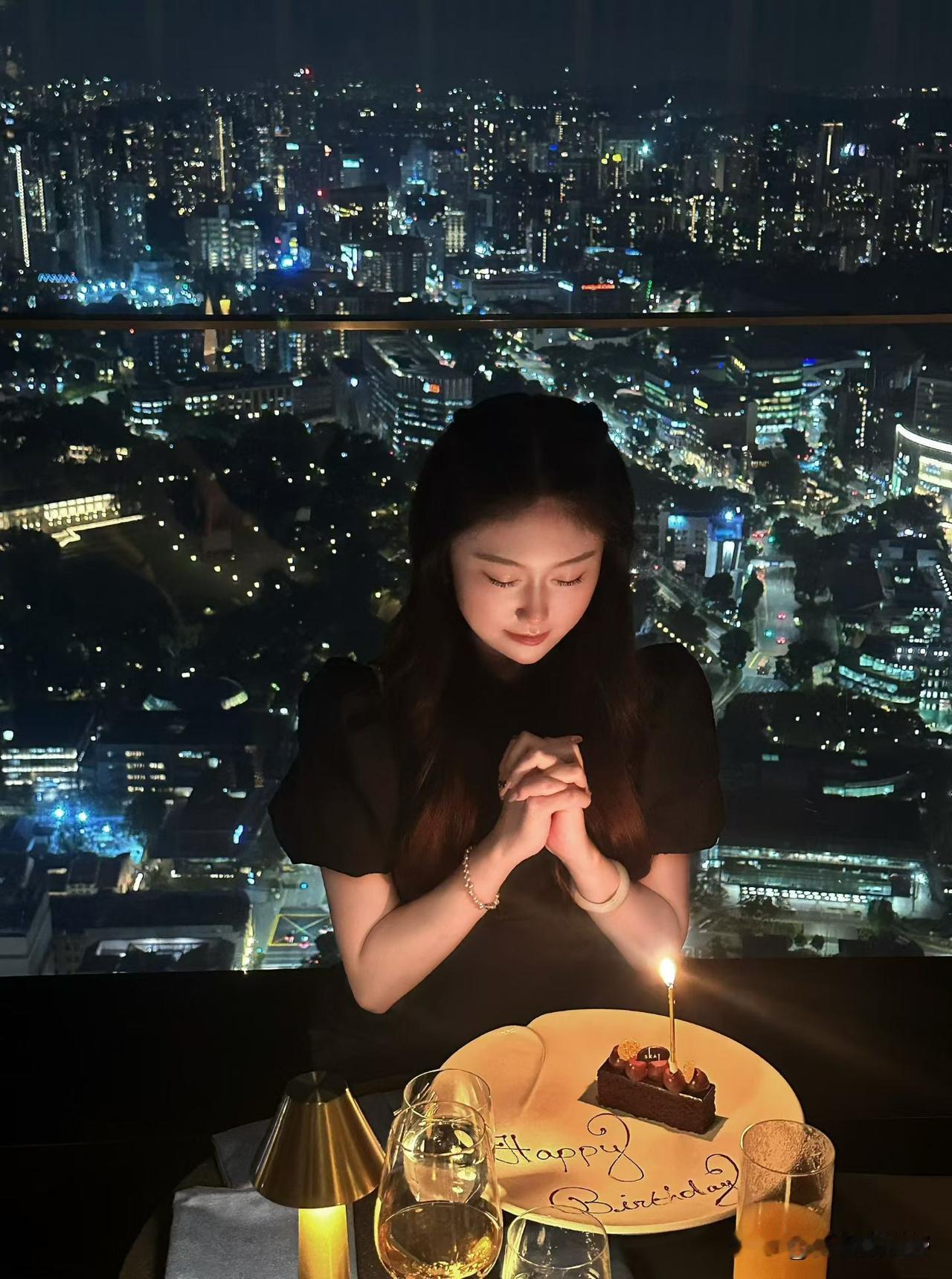 城市夜景下的生日惊喜，愿你岁月静好打卡巴厘岛菜 小巴厘岛度假 海边生日景 巴厘岛