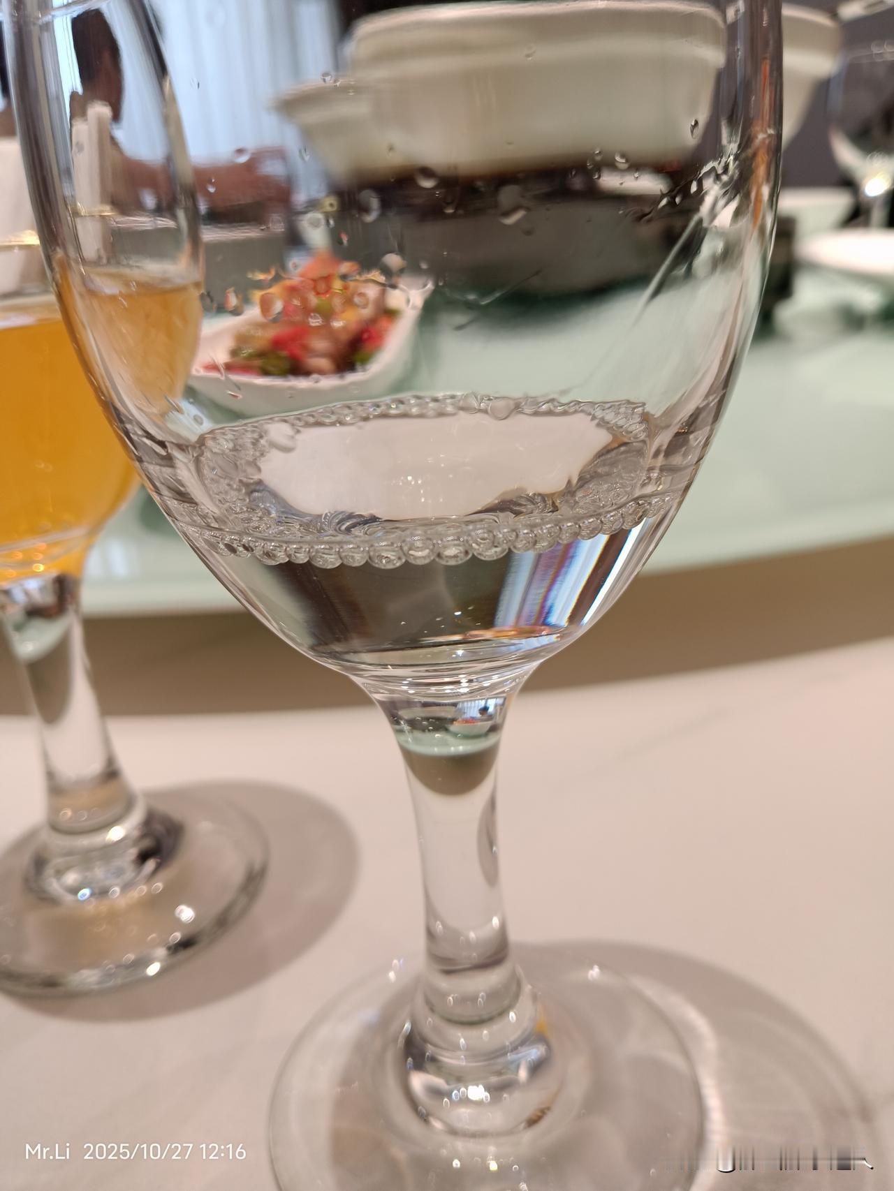 劝君更尽一杯酒
无花无酒上等人
…
再敬红尘三杯酒