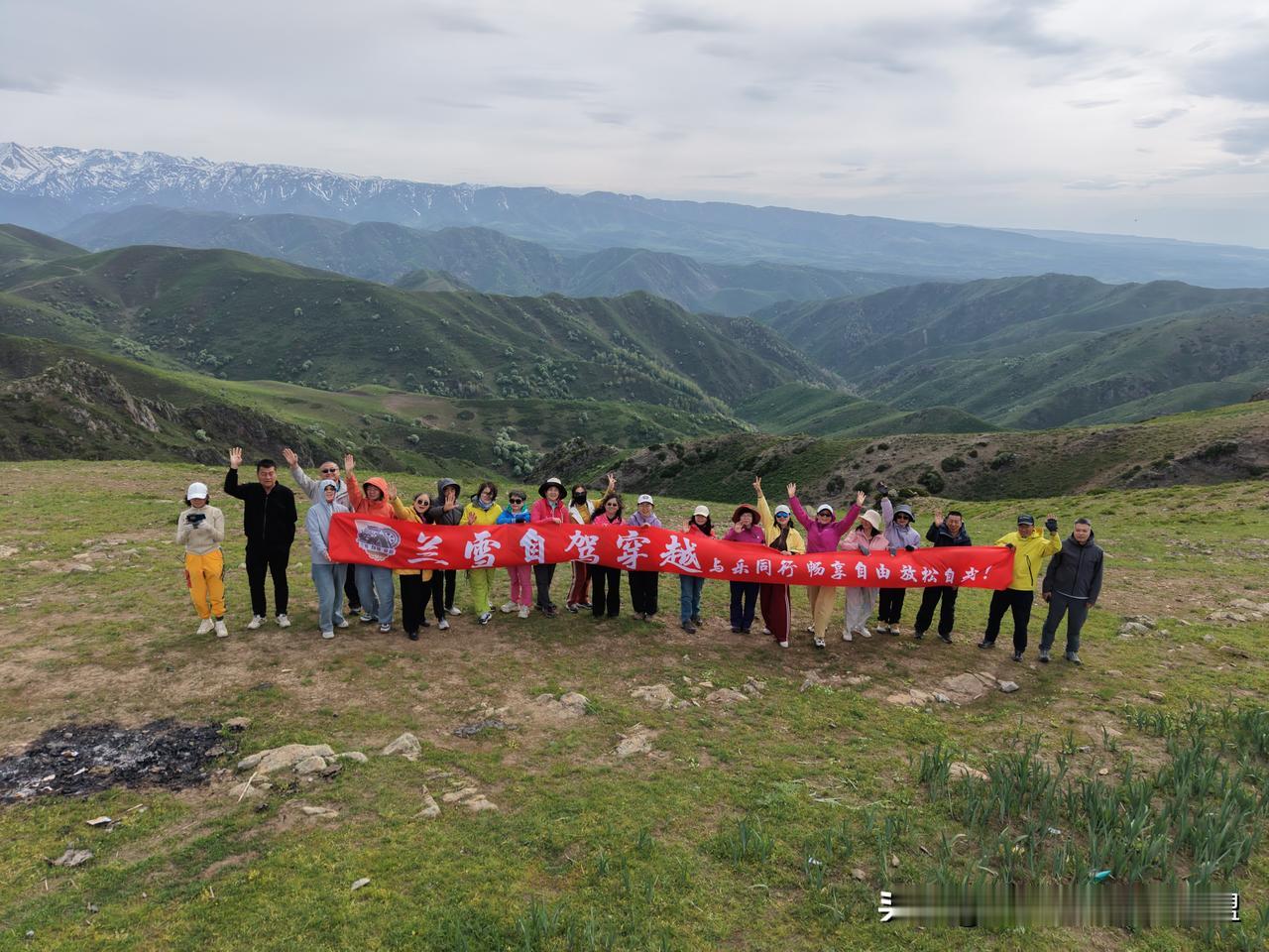 五一大假带团5日自驾的第4天穿行巴尔鲁克山的雪山草原和花海，这里挨着最深最美的几