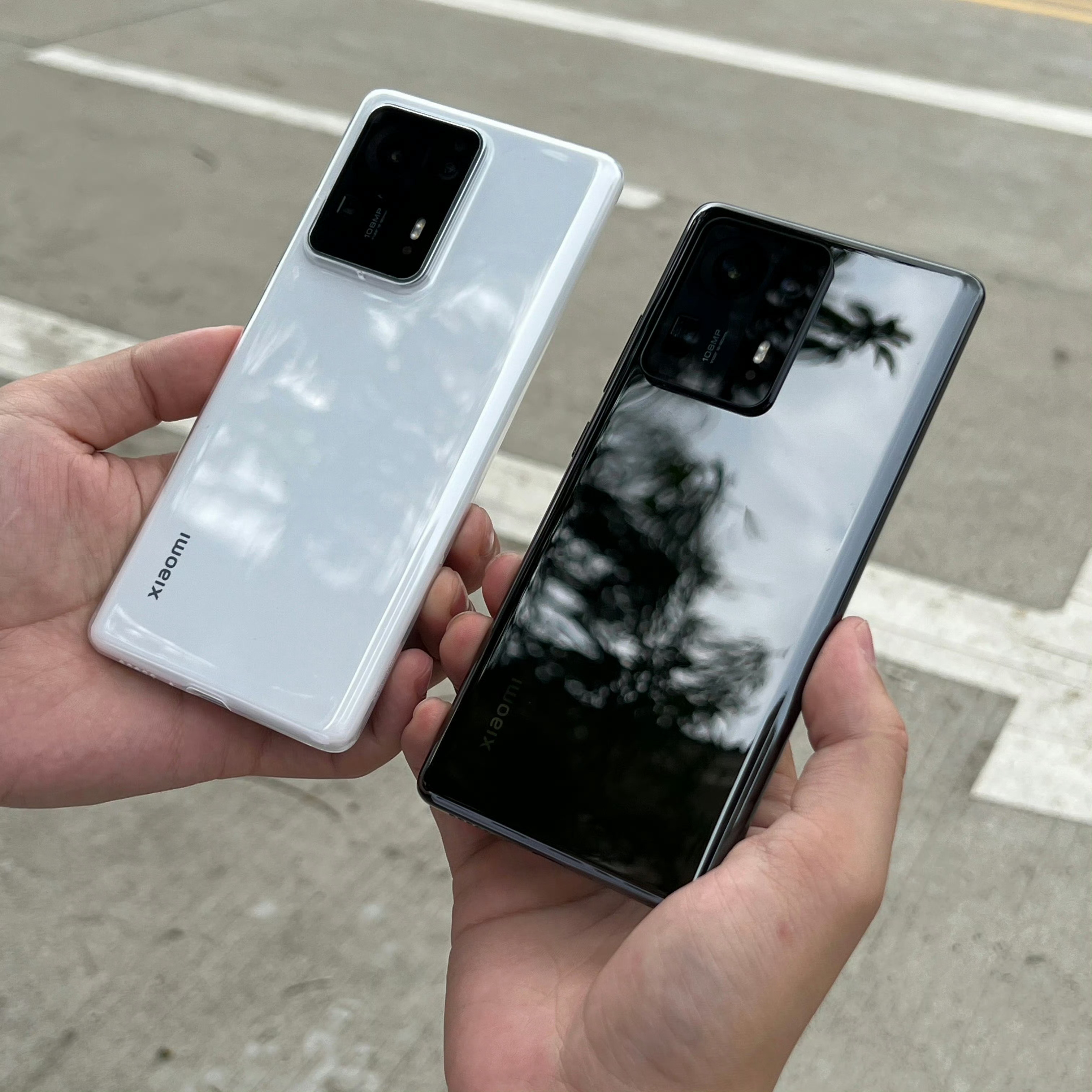 我有两台 MIX4，还在服役虽然现在拍产品图主要是用相机，但是偶尔急用还是会用小