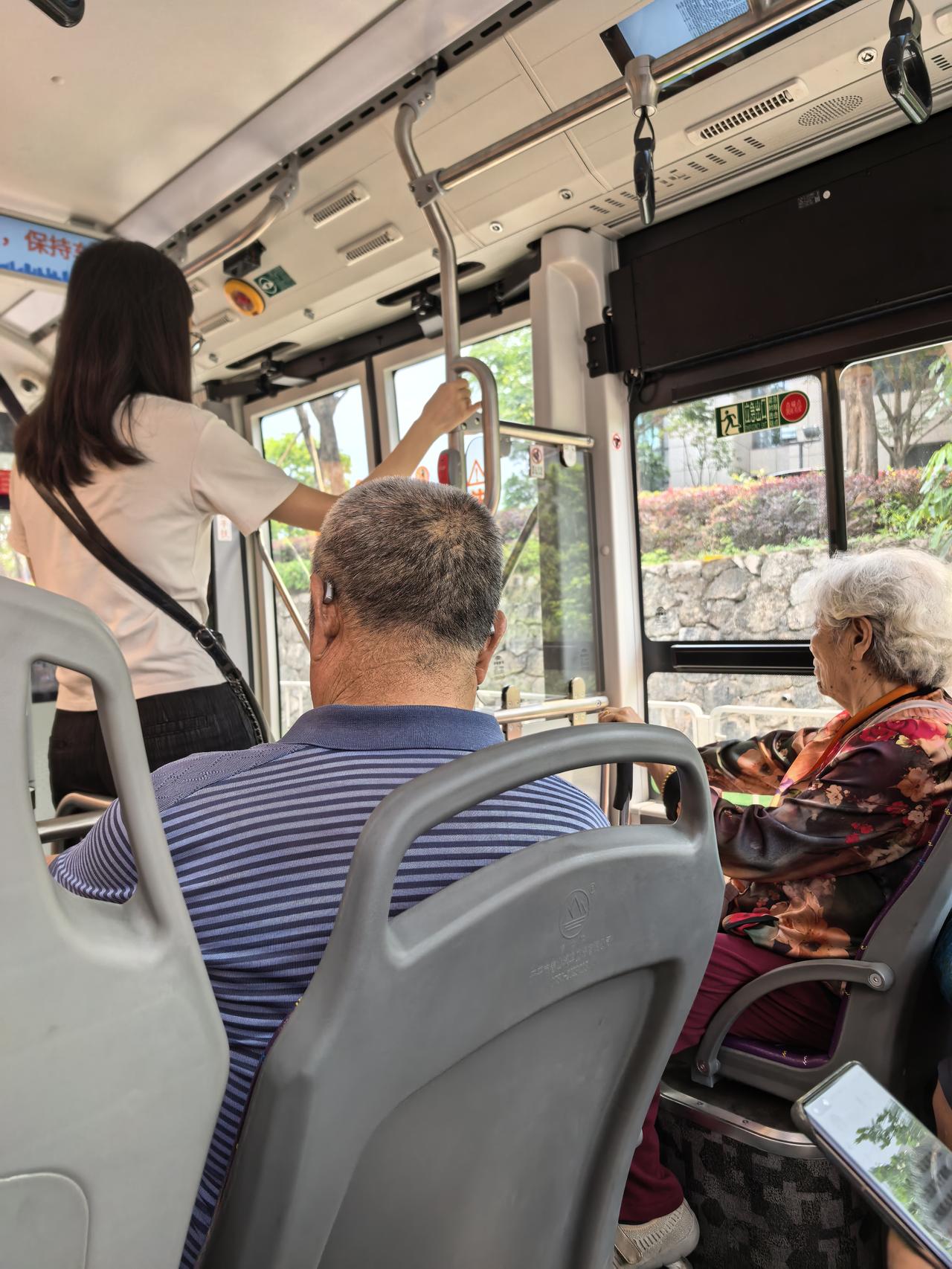 谁说年轻人不让座？
一位白发苍苍的老婆婆，拖着一大包菜上了车，一位女士看到立即让