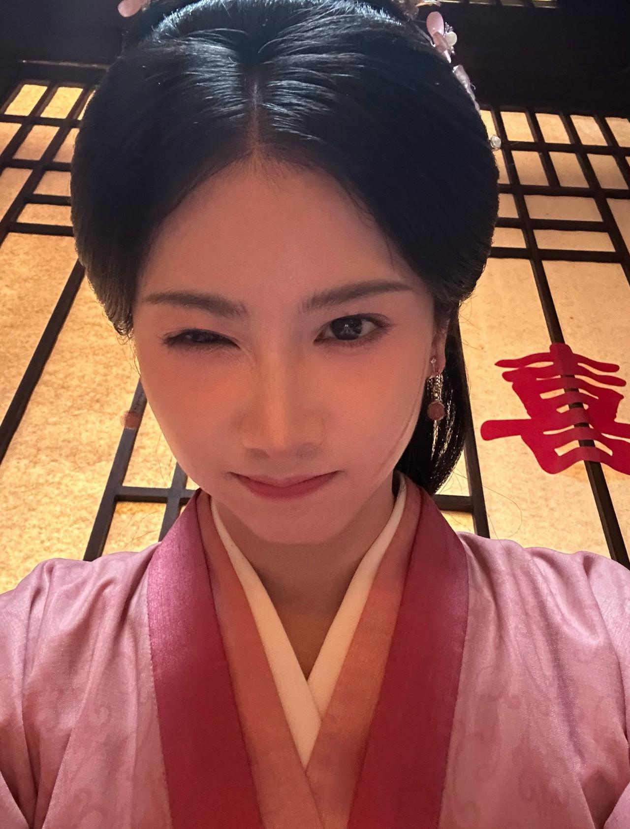今天我们相聚在这里
是为了庆祝：嫁！金！钗！破！万！啦！（狠狠发它十八宫格 ˶՞