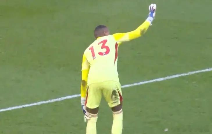 超级巨大失误！森林门将狂奔30米送空门，伤退落泪，媒体人开炮 在2025-26赛