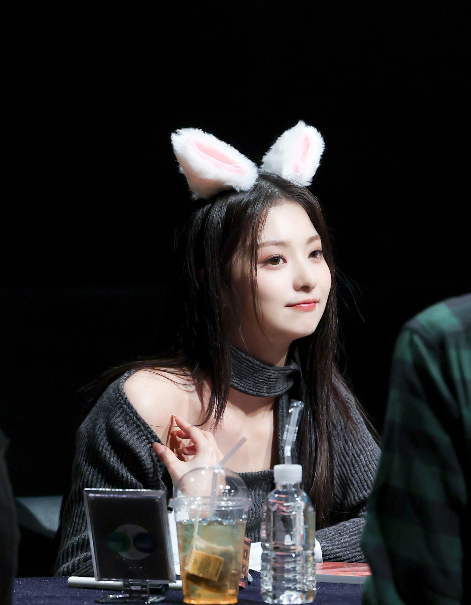 #李娜炅[超话]#🐣#蜜桃笑颜李娜炅# [图片]240112 WM台历签售 H