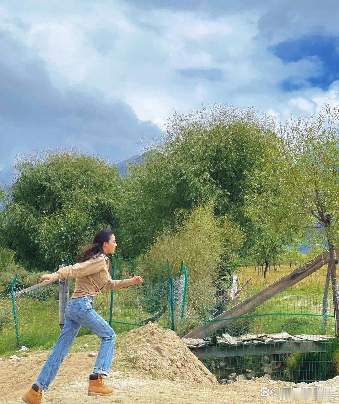 张馨予这么美，居然也有小肚腩 