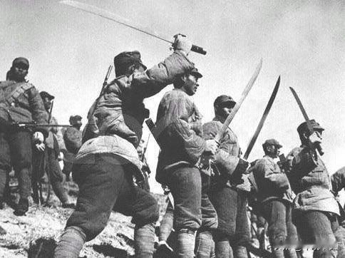 1937年，在淞沪会战中，20岁的他子弹都打光了，只好手提8 斤大刀和敌人拼杀，