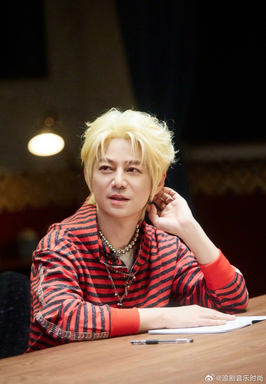 何老师听到黄毛的反应大侦探“你们家孩子的黄毛”——何炅听完立刻和魏晨拉开安全距离