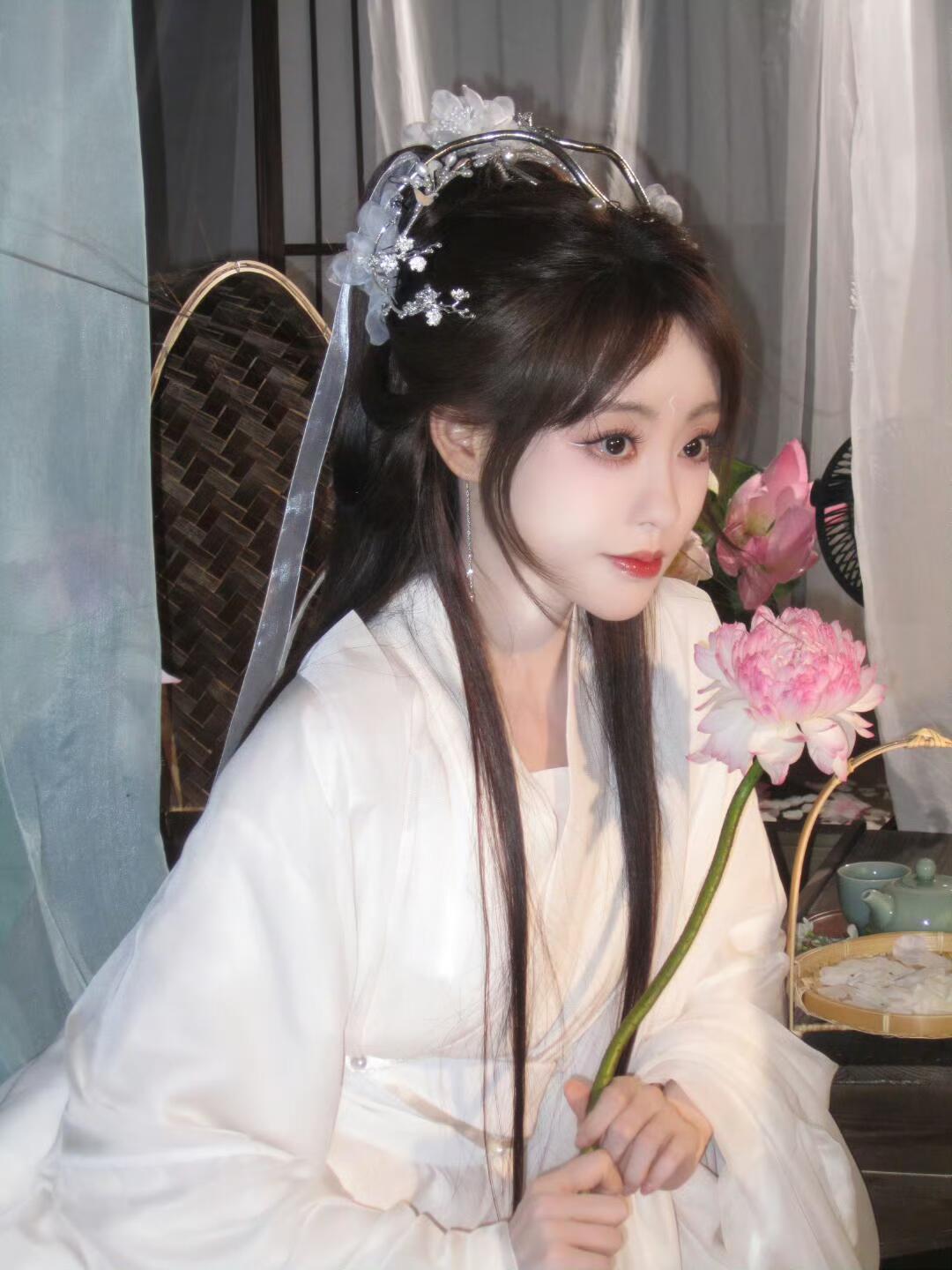 祝绪丹[超话] 祝绪丹的古装真的好看，她穿古装给人感觉又仙又灵，非常惊艳祝绪丹红