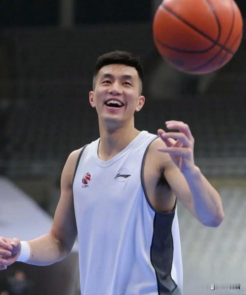 CBA现在的球星个个都是实力与搞笑并存，看球比看综艺还上头！
 
郭艾伦堪称CB
