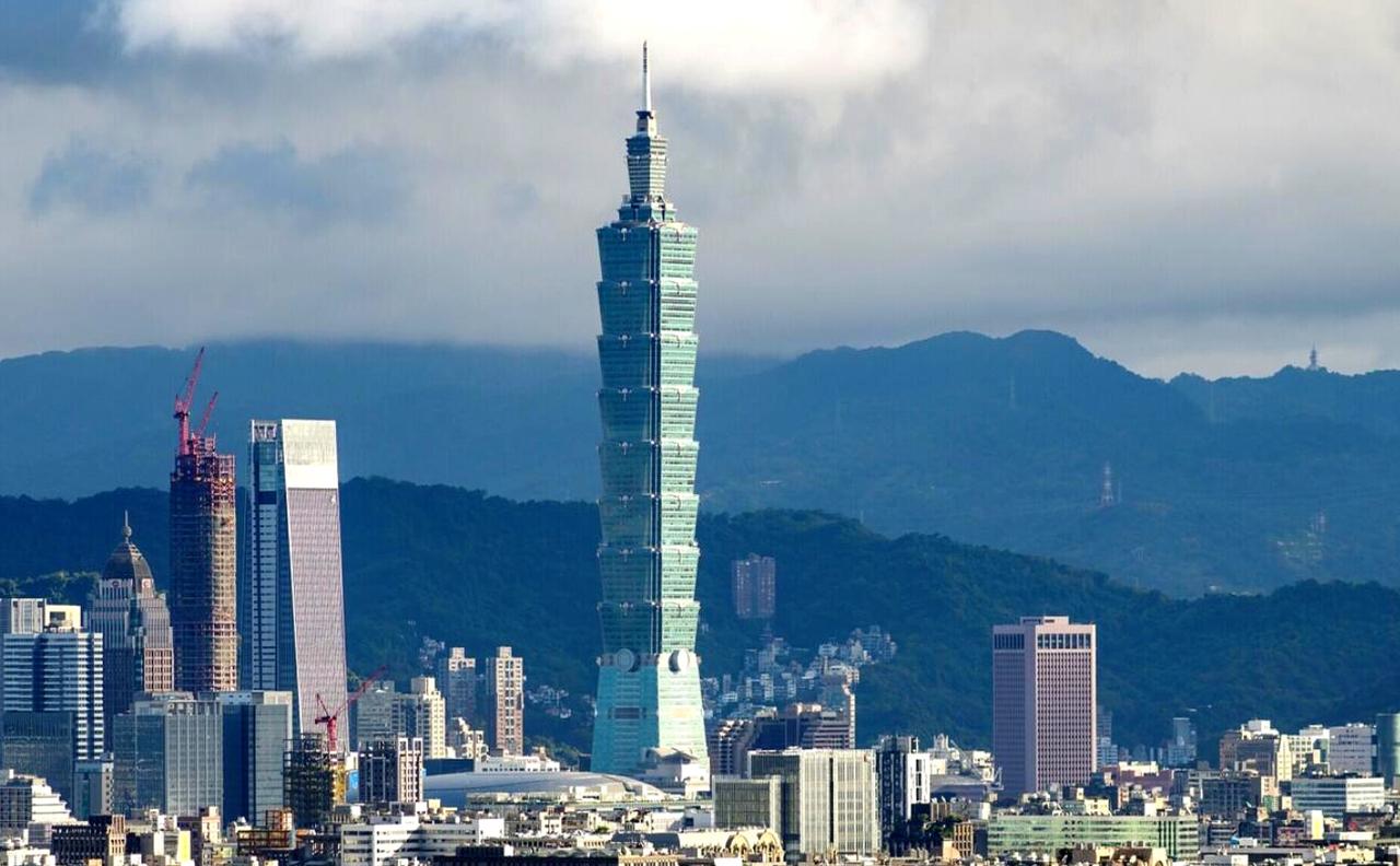两岸青年线下交流重启，和平对话值得重视。8 月 25 日，上海举办两岸青年融合发