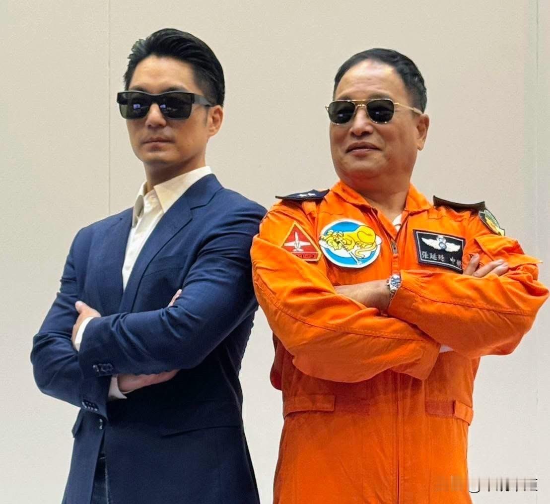 台退役将领张延延今（22日）在脸书发文表示，我和蒋万安市长合照，拍个台湾版的捍卫