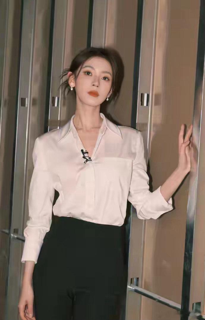 陈瑶这身像是来收购的被陈瑶出场造型惊艳到，一身简约干练穿搭自带总裁氛围感，站在人