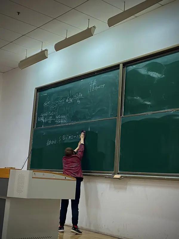 我们要做的不是急着站队，而是先让子弹飞一会。等到最后结果出来再下定论，这样也不会