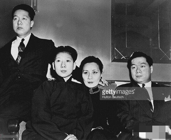 50年代，宋美龄与三个外甥，一张罕见的合影，这三位外甥平日里难得相聚，此番能一同