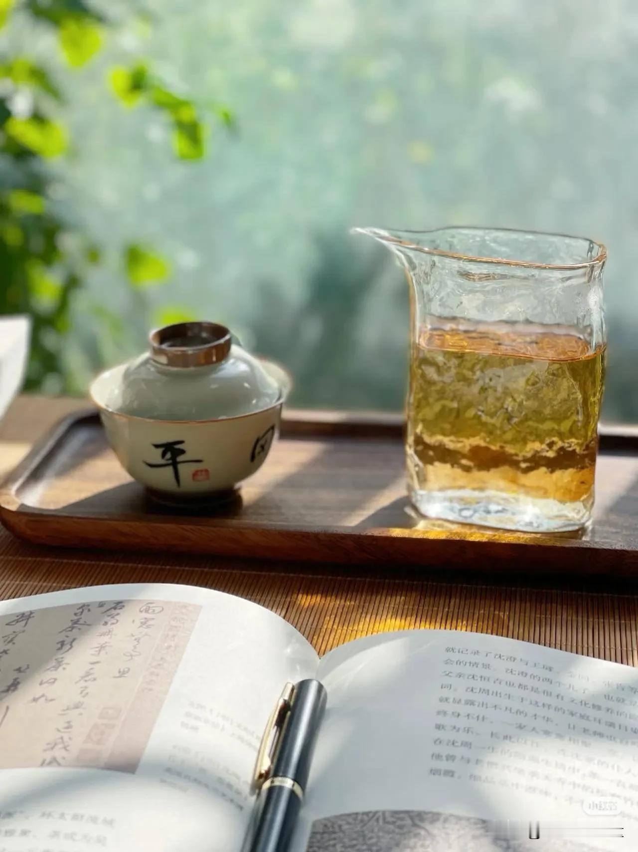 人生一世不如草，
日月轮回谁不老，
枯草来年换新貌，
人却不能再年少。
 
为了