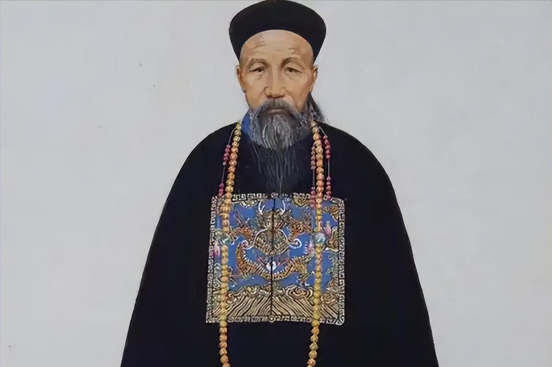 晚清，曾国藩半夜巡视军营，看见一个年轻士兵独自挑灯苦读。第二天，他却下令：“此人