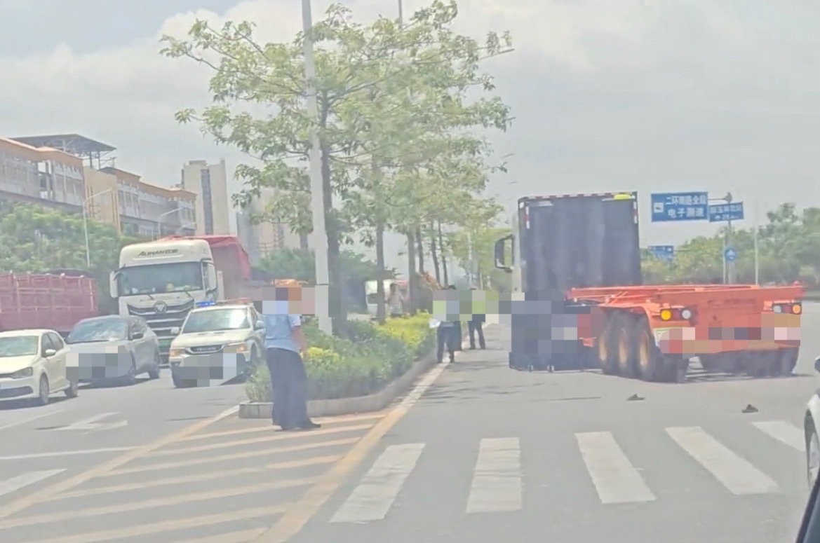 【玉林某大队路口一骨架车旁盖挡板】6月23日，网友爆料称：玉林市玉博大道某大队红