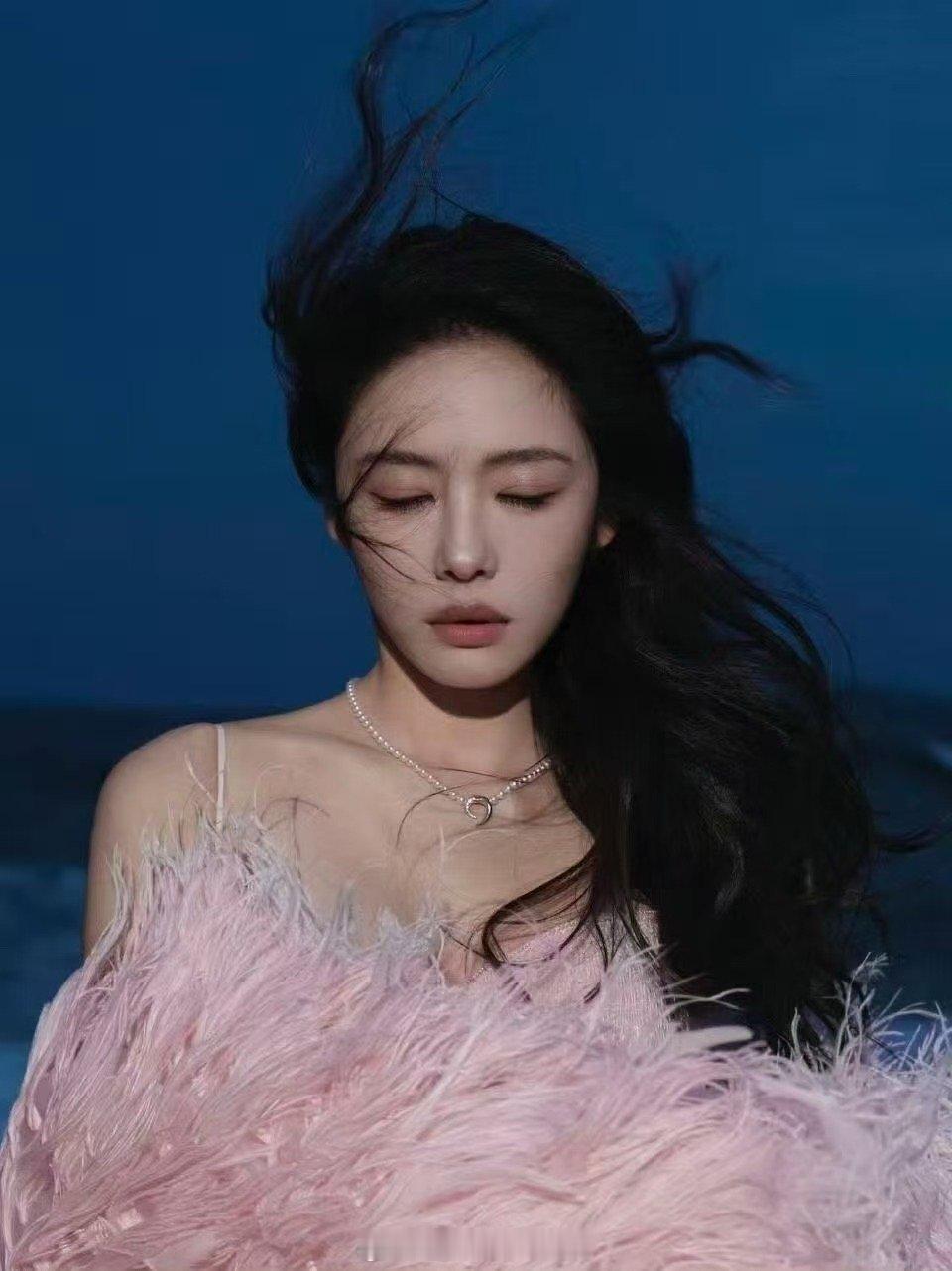 蔡文静好大的风好美的脸 救命！蔡文静海边这组图也太绝了！狂风吹乱头发，却吹不散她