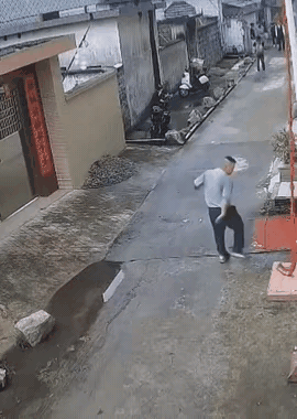 邻居家结婚，还是对门，本来是个大喜的事，应该登门祝贺，沾沾福气，可是她偏偏拿起了
