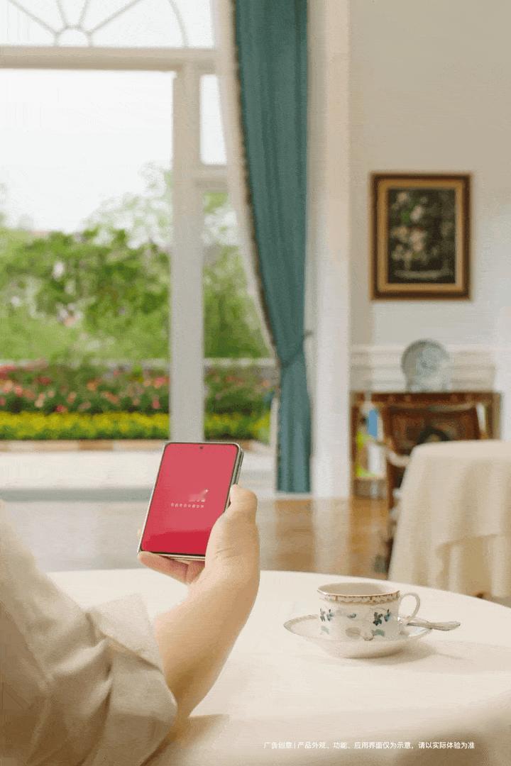 华为PuraXMax来了余总手拿全新阔折叠屏爱不释手，打开后变成了小平板。真好玩