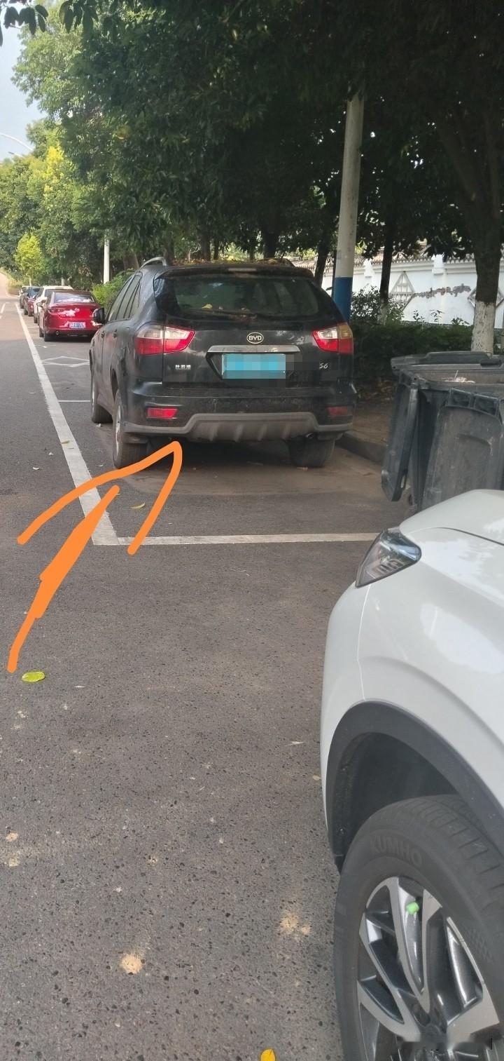 这辆黑色比亚迪suv，停在路边很久了。看车牌是粤T开头，应该是广东那边的车，怎么