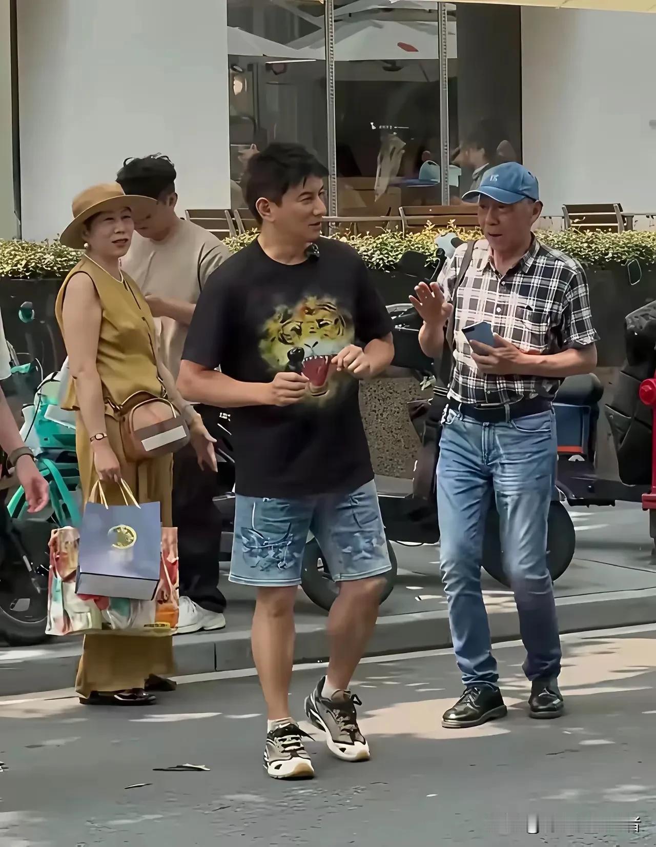 吴奇隆这样子真的看不出帅气，但是看起来染了头发，穿时髦，确不显老。
不知道刘诗诗