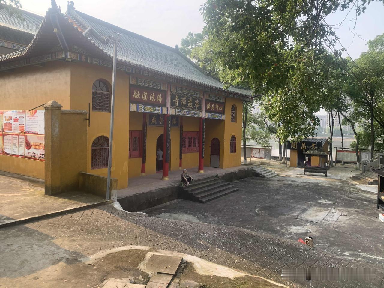 一着不慎，满盘皆输

下棋人常说“一着不慎，满盘皆输”，这话说透了棋里的轻重缓急