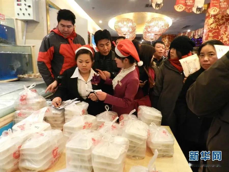 重阳节和冬至每年村委会都会给65岁以上老人聚餐。

重阳节是萝卜炖肉配馒头，冬至