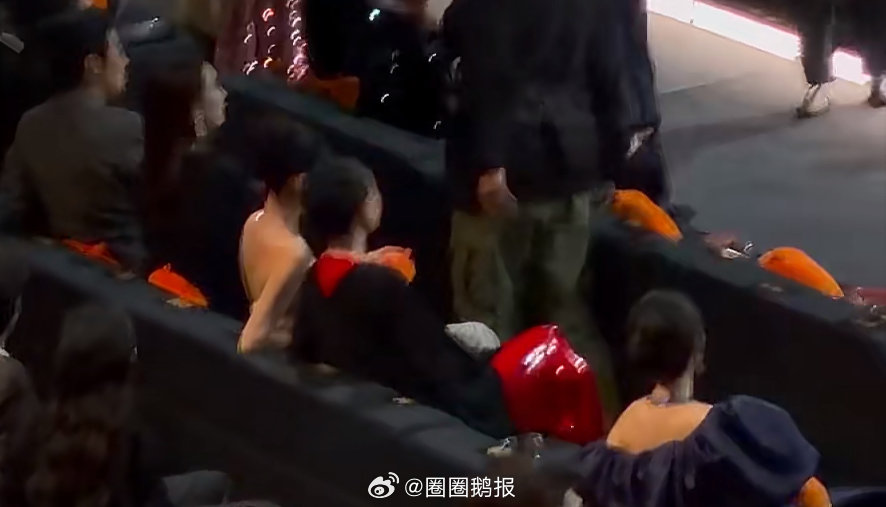 杨幂宋祖儿这天是非聊不可吗杨幂身子斜的都快躺那了 杨幂宋祖儿这天是非聊不可吗 