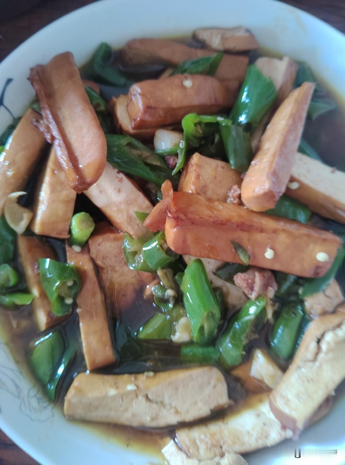 前几天，炫了一盘线椒炒香干。
现如今，后牙槽在闹事起义了！
相爱相杀！