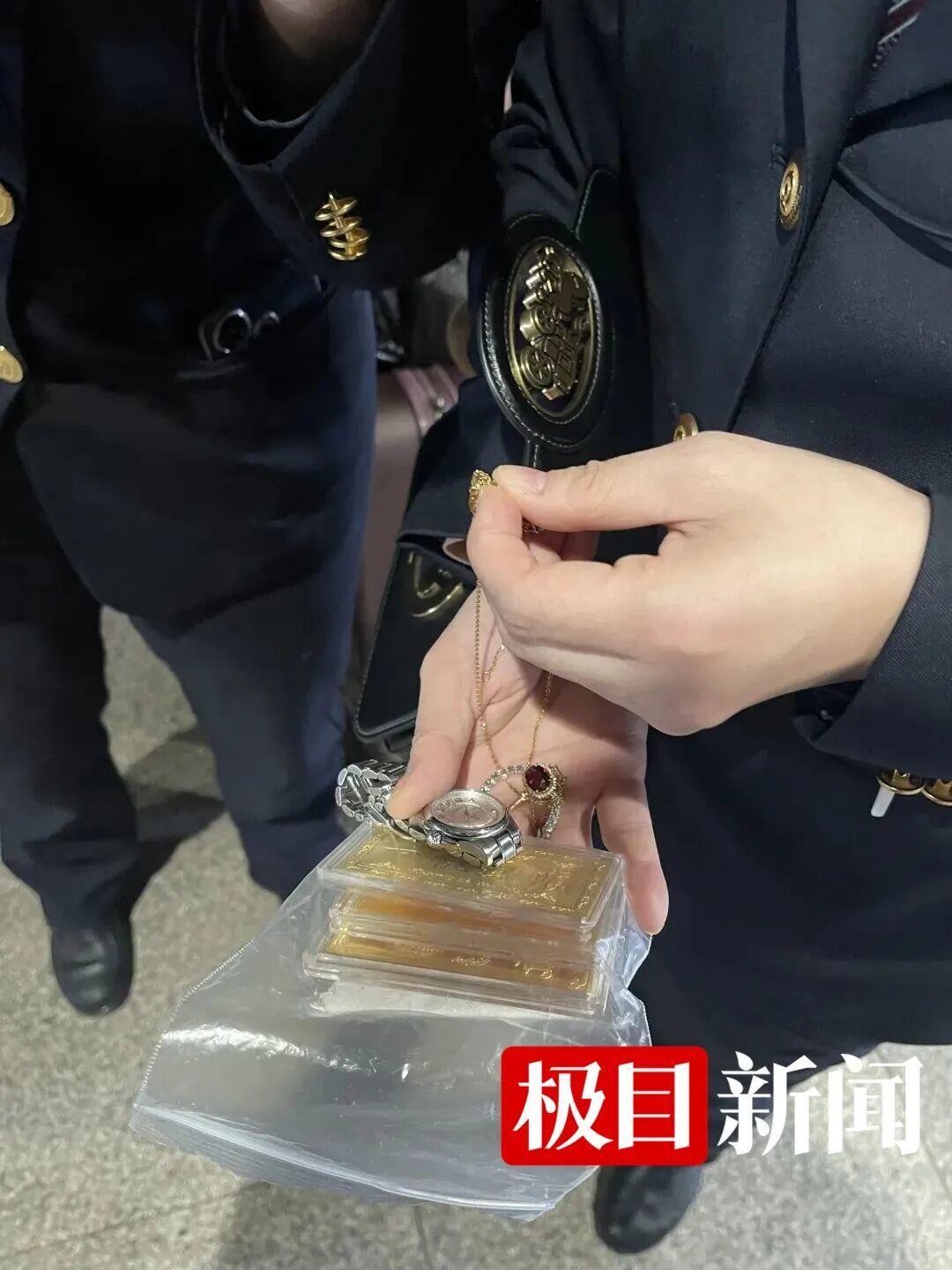 135万黄金转眼遗失，谁能体会这份心急如焚？
（个人观点仅供参考，无任何不良引导