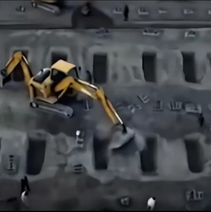 送别165名遇难小学生，他们都是孩子，是父母掌心的宝贝，却被无情的炮火夺走鲜活的