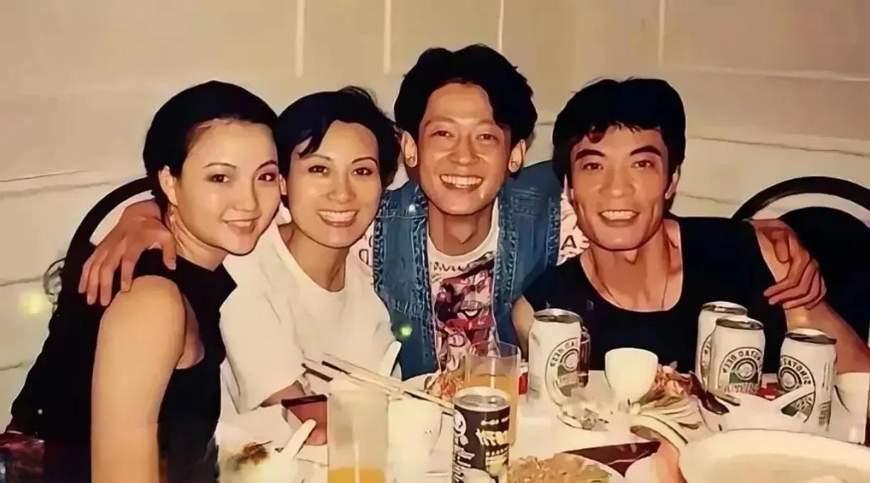照片上我一眼就认得出的有王志文、刘威、王艳。年轻时美女帅哥聚餐时好有激情啊！年轻
