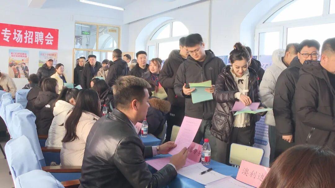 农民工专场招聘会在庆安县欢胜乡举行