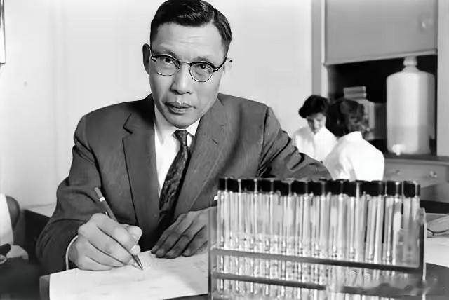 1950年，中国遗传学之父李景均出走香港。因为没有身份文件，他无法获得美国签证，