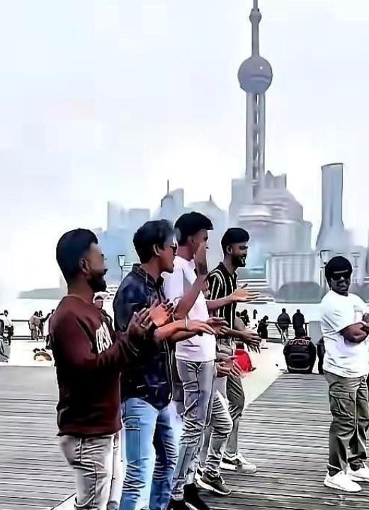 当全世界都在埋头搞经济、拼科技的时候，印度人，在下一盘大棋。他们不造航母，不拼芯